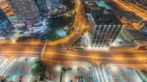 Verkeer op de weg in Jumeirah Lakes Towers district antenne Night timelapse. — Stockvideo