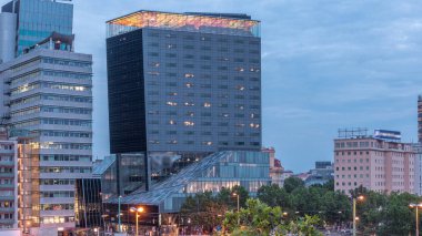 Schwedenplatz, Viyana 'nın orta kesiminde, Tuna Kanalı' nın hava gününden gece saatine kadar uzanan bir meydan.