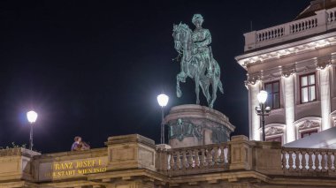 Avusturya, Viyana 'daki Albertina Müzesi' nin önündeki binicilik heykeli Albert 'in gece manzarası