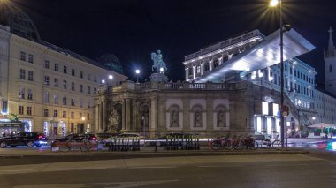 Avusturya, Viyana 'da Albertina Müzesi' nin önündeki Arşidük Albert 'in binicilik heykeli gece görüşü