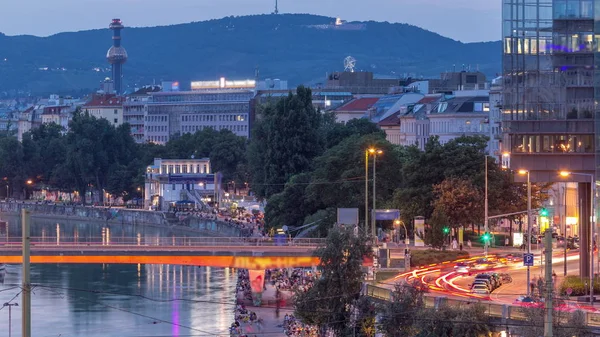 Widok z powietrza wzdłuż Kanału Dunajskiego w Wiedniu dzień do nocy timelapse po zachodzie słońca — Zdjęcie stockowe