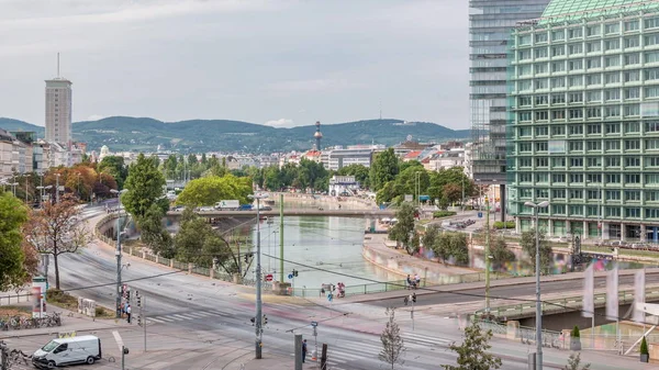 Это площадь в центре Вены, расположенная на берегу Дунайского канала. — стоковое фото