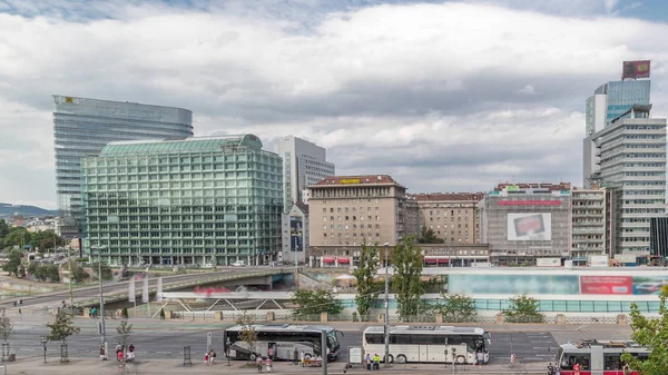 La Schwedenplatz es una plaza del centro de Viena, situada en el timelapse aéreo del Canal del Danubio. —  Fotos de Stock