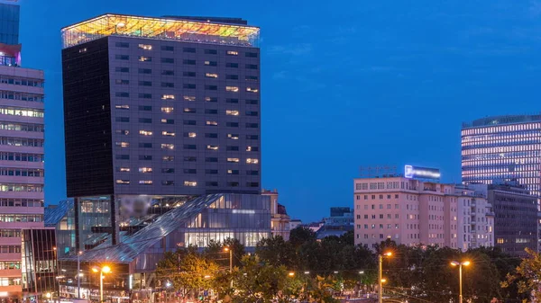 Schwedenplatz to plac w centrum Wiednia, położony nad Kanałem Dunajskim dzień do nocy timelapse — Zdjęcie stockowe