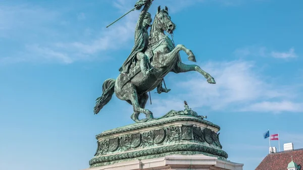 Estatua jinete Erzherzog Karl a caballo con bandera en mano timelapse. Heldenplatz. Viena —  Fotos de Stock