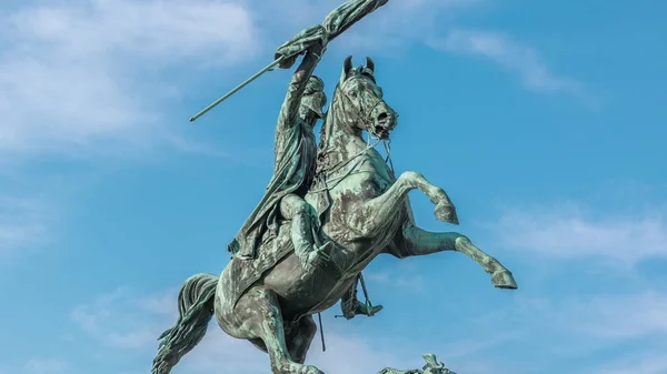 Statue rider Erzherzog Karl on horseback with flag in hand timelapse. Heldenplatz. Vienna — Stock Photo, Image