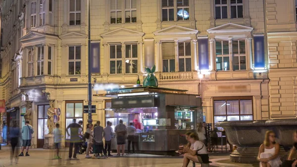 ストリートフードキオスクとソーセージはウィーンで夜のタイムラプスに立つ — ストック写真