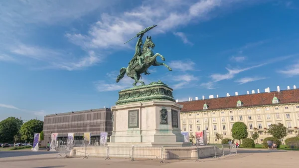 Estatua jinete Erzherzog Karl a caballo con bandera en mano timelapse hiperlapso. Heldenplatz. Viena — Foto de Stock