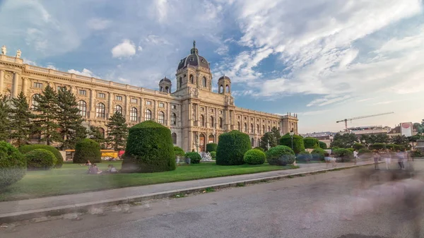 Bela vista da famosa Naturhistorisches Museum com parque e escultura timelapse hyperlapse em Viena, Áustria — Fotografia de Stock