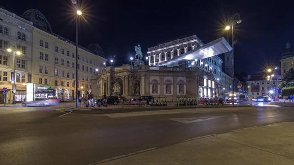 Veduta notturna della statua equestre dell'arciduca Alberto di fronte al Museo Albertina iperlapside timelapse a Vienna, Austria — Foto Stock