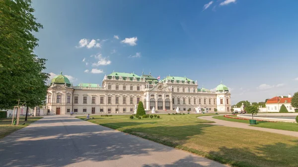 Belvedere palats med vacker blommig trädgård timelapse hyperlapse, Wien Österrike — Stockfoto