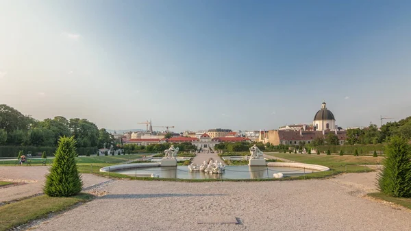 Güzel çiçek bahçeli Belvedere sarayı zaman aşımına uğramış, Viyana Avusturya — Stok fotoğraf