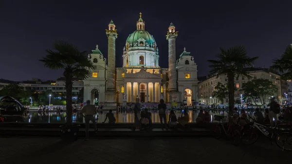 Karlskirche am karlsplatz nächtlicher zeitraffer hyperlapse in wien, Österreich. — Stockfoto