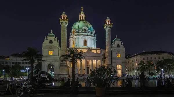 Karlskirche sur la place Karlsplatz nuit timelapse hyperlapse à Vienne, Autriche . — Photo