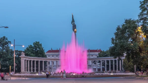 Hjältarna monument av den röda armén i Schwarzenbergplatz dag till natt timelapse på natten med färgglada ljus fontän i Wien, Australien — Stockfoto