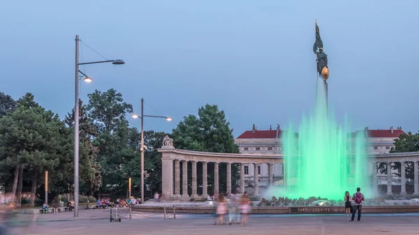 Hjältarna monument av den röda armén i Schwarzenbergplatz dag till natt timelapse på natten med färgglada ljus fontän i Wien, Australien — Stockfoto