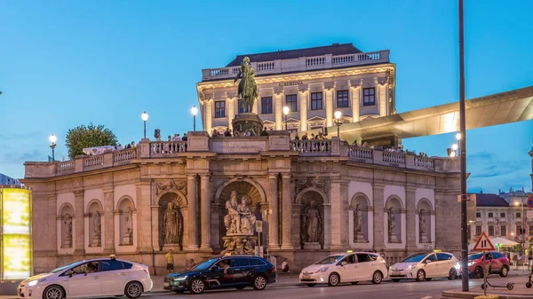 Nachtansicht des Reiterstandbildes von Erzherzog Albrecht vor dem Albertina Museum in Wien, Österreich — Stockfoto