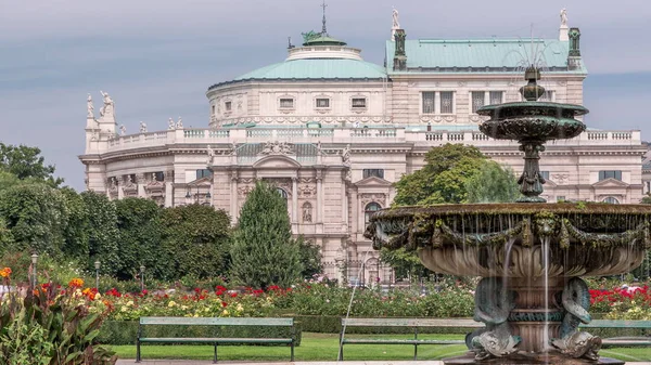 Volksgarten timelapse, lub People Garden publiczny zielony park z różami w Wiedniu Austrii. — Zdjęcie stockowe