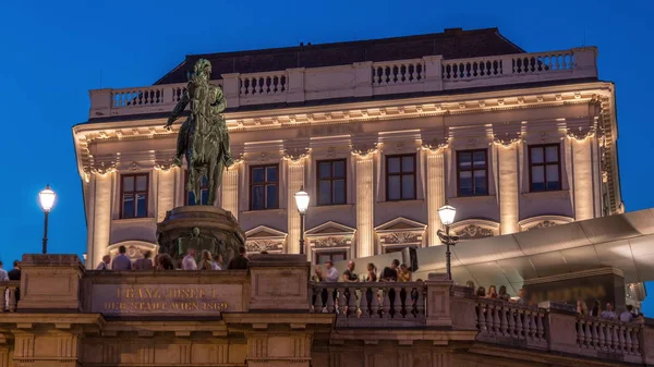 Vista nocturna de la estatua ecuestre del Archiduque Alberto frente al Museo Albertina día a noche timelapse en Viena, Austria —  Fotos de Stock