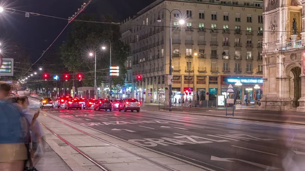 Oude tram op een halte met het Vienna Opera House Achter timelapse. — Stockfoto