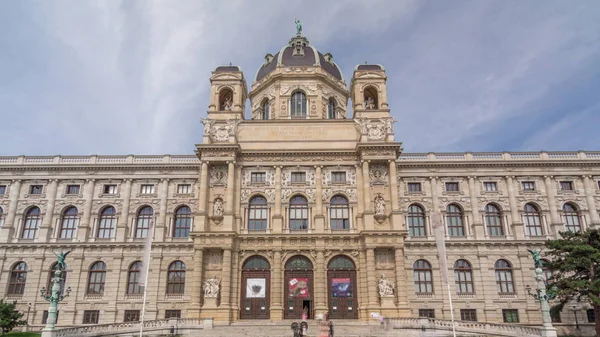 Bela vista do famoso Museu Naturhistorisches hyperlapse timelapse com parque e escultura em Viena, Áustria — Fotografia de Stock