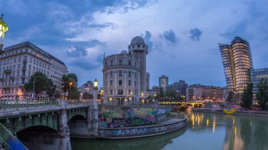 Viyana 'da Uranya ve Tuna Kanalı gece gündüz.