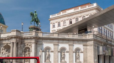 Arşidük Albert 'in binicilik heykeli önünde.