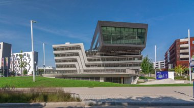 Viyana Ekonomi ve İşletme Üniversitesi Kütüphanesi ve Öğrenim Merkezi olan modern binalar