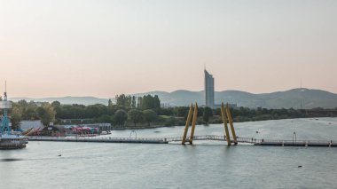 Copa Cagrana zaman çizelgesi, Viyana 'nın 22. Bölgesi' nde Neue Donau yakınlarında bir yer.