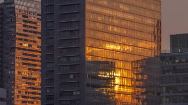 Gündoğumu Donaustadt Tuna Şehri modern gökdelenleri ve Viyana, Avusturya 'daki iş merkezlerini yansıtıyor..