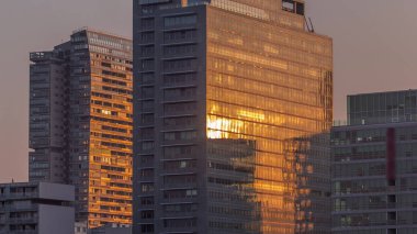 Gündoğumu Donaustadt Tuna Şehri modern gökdelenleri ve Viyana, Avusturya 'daki iş merkezlerini yansıtıyor..