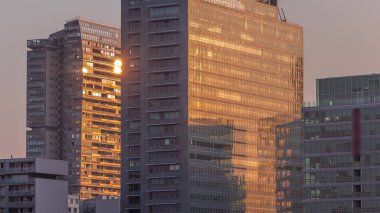 Gündoğumu Donaustadt Tuna Şehri modern gökdelenleri ve Viyana, Avusturya 'daki iş merkezlerini yansıtıyor..