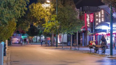 İnsanlar Avusturya, Viyana 'daki Prater Lunaparkı' nın yürüyüş yollarında yürüyor..