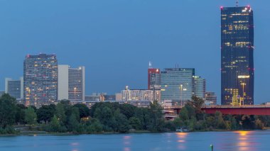 Günbegün modern binalarla dolu güzel bir şehir. Zaman çizelgesi, Avusturya 'nın en yüksek gökdelenidir.