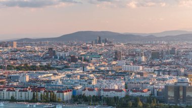Viyana şehrinin gökdelenleri, tarihi binaları ve Avusturya 'da nehir kenarındaki gezinti zamanı olan panoramik manzarası..