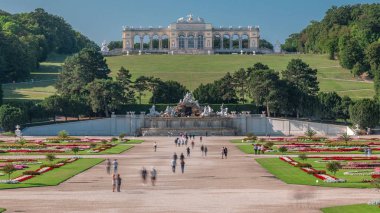 Schonbrunn Parkı 'ndaki Gloriette Pavyonu ve Neptün Çeşmesi