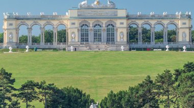 Schonbrunn Parkı 'ndaki Gloriette Pavyonu ve Neptün Çeşmesi