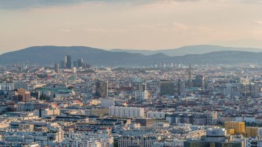 Viyana şehrinin gökdelenleri, tarihi binaları ve Avusturya 'da nehir kenarındaki gezinti zamanı olan panoramik manzarası..