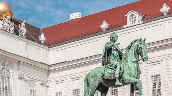 Josefsplatz Meydanı 'nda ata binen Kutsal Roma İmparatoru 2. Joseph' in binicilik heykeli. — Stok fotoğraf