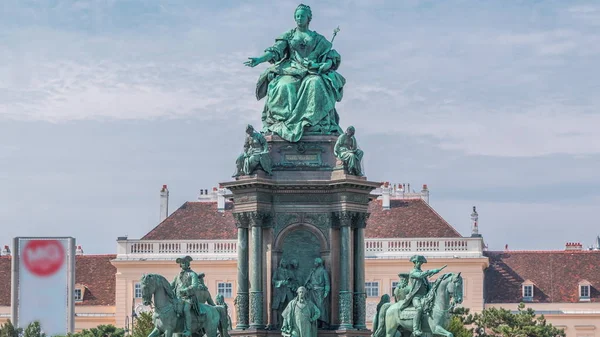 Empress Maria Theresia Monument timelapse and Museums Quartier on a background in Vienna, Austria. — 图库照片