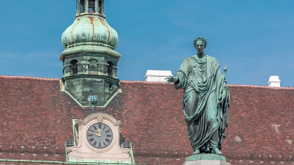 Statue von kaiser franz joseph i timelapse auf der hofburg in wien. — Stockfoto