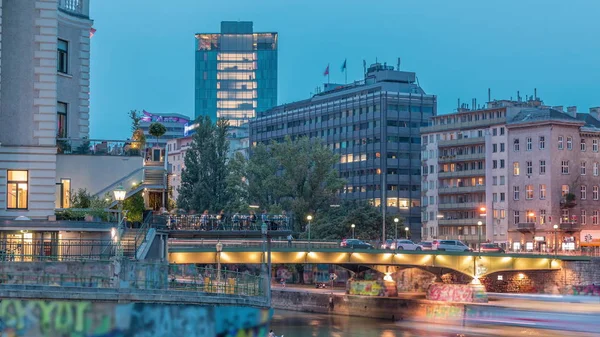 Paisaje urbano de Viena con el canal del Danubio de día a noche timelapse en Viena. Austria . —  Fotos de Stock
