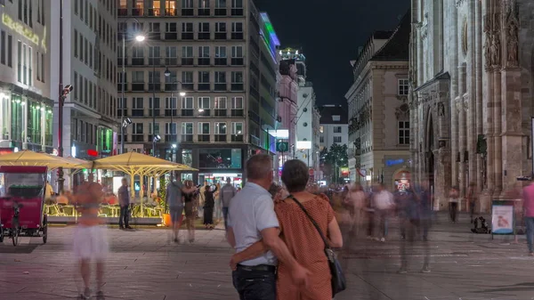 People walking in the Old city center of Vienna in Stephansplatz night timelapse — Stock Photo, Image