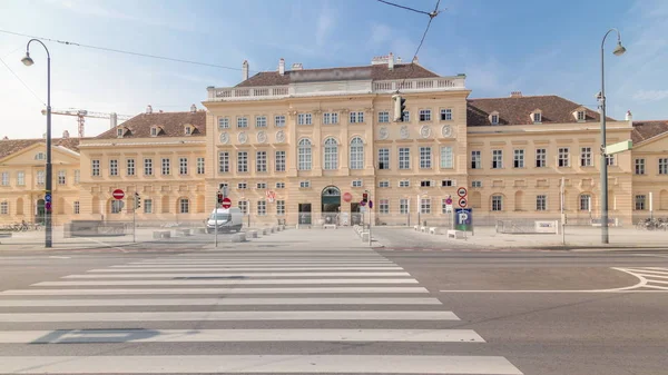 Museumsquartier timelapse hyperlapse lub Museums Quartier to obszar w centrum Wiednia, Austria. — Zdjęcie stockowe