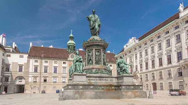 Estatua del Kaiser Franz Joseph I hiperlapso del timelapse en el Palacio de Hofburg en Viena . — Foto de Stock