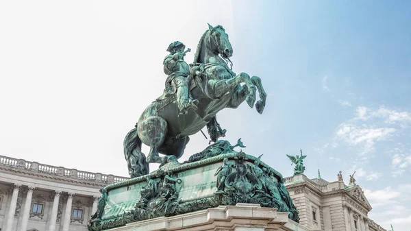Equestrian statue of Prince Eugene of Savoy timelapse hyperlapse in front of Hofburg palace, Heldenplatz, Vienna, Austria. — Stock Photo, Image