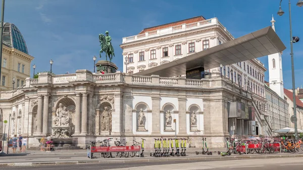 Frontansicht des Reiterstandbildes von Erzherzog Albrecht vor dem — Stockfoto