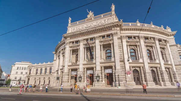 O Burgtheater é o hiperlapso temporal do Teatro Nacional Austríaco em Viena — Fotografia de Stock