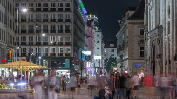 Άνθρωποι περπατούν στο κέντρο της παλιάς πόλης της Βιέννης στο Stephansplatz νύχτα timelapse — Φωτογραφία Αρχείου