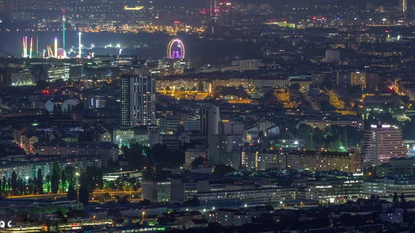 Skyline van Wenen vanaf Donauuitkijkpunt Leopoldsberg luchtfoto nachtelijke tijdspanne. — Stockfoto